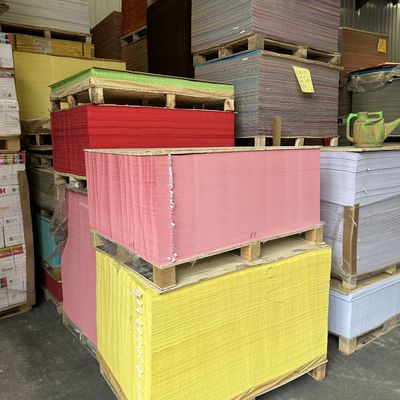 Papel de impresión offset sin madera de color con material de recubrimiento PE Pedido personalizado Aceptado