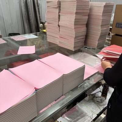 Papel de impresión offset sin madera de color con material de recubrimiento PE Pedido personalizado Aceptado