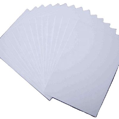 Papel de impresión de celulosa de madera 100% resistente a la humedad A4 Jumbo Roll para impresión de papel industrial
