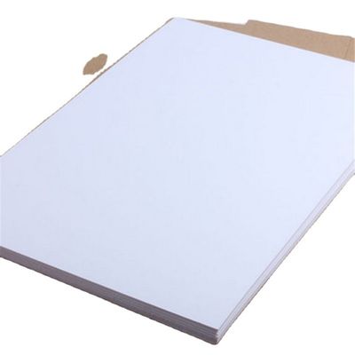 El papel A4 más vendido 75 80 GSM Jumbo Roll con 45% de brillo de superficie y 88% de brillo de impresión