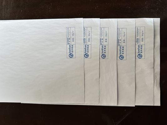 Papel offset sin revestimiento para la impresión de material de celulosa de madera aceptado en la producción