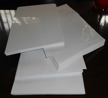 Pedido personalizado Papel de impresión sin madera de offset de color crema sin recubrimiento 55 gsm 60 gsm 70 gsm 80 gsm