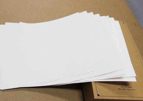 Papel de impresión offset blanco sin revestimiento en hojas para requisitos de encuadernación de libros