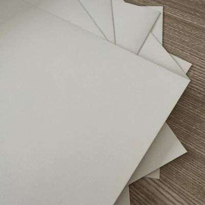 Papel de marfil antiarrugas 210/230/250/270/300gsm FBB/GC1/C1S con celulosa química y estándar