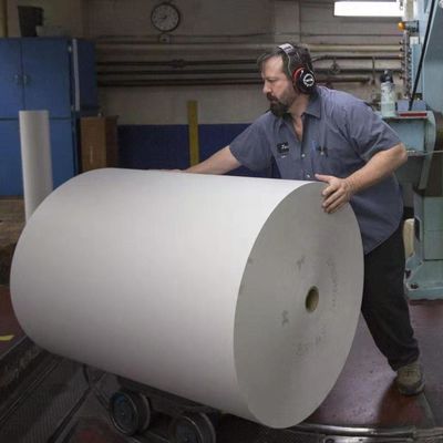 Pedido personalizado 70/75/80gm Copia de papel Jumbo Roll 850mm Tamaño del carrete con 103±1 Brillo