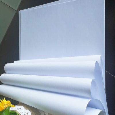 Rollos de papel blanco para impresión profesional hechos de celulosa de madera al 100%
