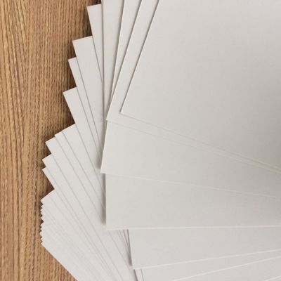 Grado A 250-350gm C2S/ GC2/ High Bulk Art Card para impresión y embalaje