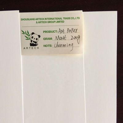 Tipo de pulpación Pulpa química-mecánica C2s 80gm-250gm Papel de arte mate en el paquete de ream