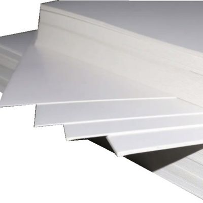 Papel de cartón plegable blanco recubierto de kaolinita para envases respetuosos con el medio ambiente