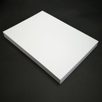 Papel de cartón plegable blanco recubierto de kaolinita para envases respetuosos con el medio ambiente