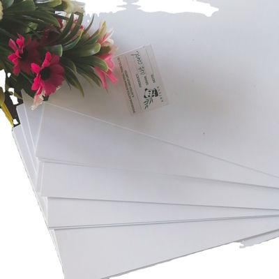 El uso de las materias primas para la fabricación de la pasta de papel es muy común.