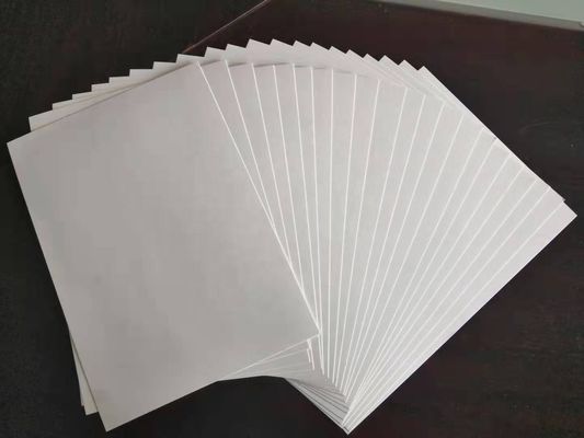El uso de las materias primas para la fabricación de la pasta de papel es muy común.