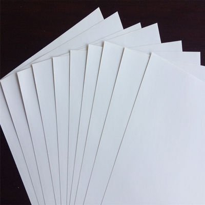 Impresión offset Compatible con doble lado Revestido de papel blanco C2S para folletos