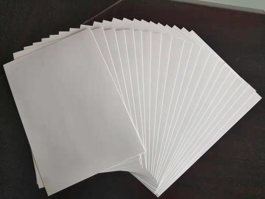 Papel revestido de cartón de arte de 700*1000 mm de tamaño hecho de pasta de madera reciclada para embalaje