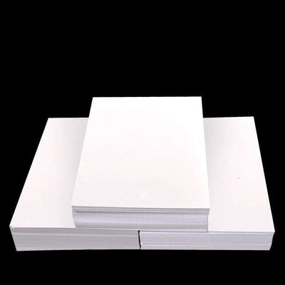 Papel de cartón plegable de cartón de marfil con material de recubrimiento de PVC y estilo de celulosa virgen